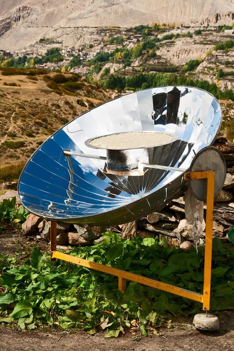 If you are a camper who likes to camp without electricity then you will not regret any of these solar cooker when it comes to camp cooking. Camping Wood Stove, Solar Cooking, Solar Cooker, Brick Paper, Solar Oven, Curved Mirror, Sun Solar, Camping Gas, Cooking Stove