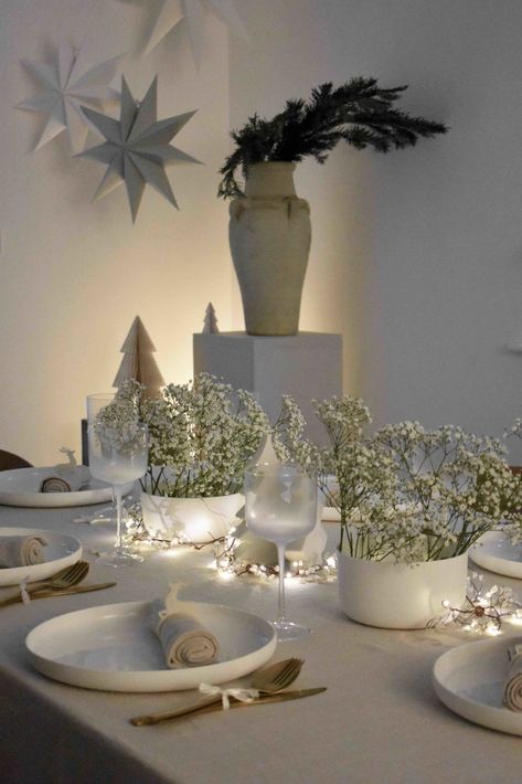 Christmas Decor Minimal, White Christmas Table Decor, White Christmas Table Setting, White Company Christmas, Christmas Table Decorations Ideas, Festive Breakfast, White Christmas Table, White Christmas Party, Table Decorations Ideas