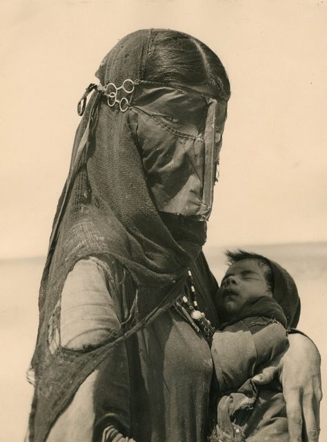 Bedouin mother. Ilo Battigeli, 1948 Mother Photos, المملكة العربية السعودية, Foto Art, People Of The World, World Cultures, North Africa, Mother And Child, Vintage Photography, Historical Photos