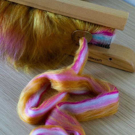 Tips for Blending Color on a Hackle | Spin Off Rolags Spinning, Spinning Yarn Fiber, Survival Knowledge, Yarn Spinning, Spindle Whorls, Diy Wool, Unique Yarn, Spinning Wool, Drop Spindle