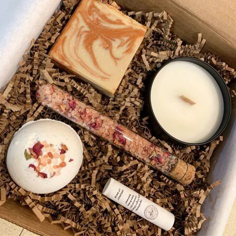 Spa Giveaway Ideas, Spa Gift Box Ideas, Soap Gift Box Ideas, Candle Gift Box Ideas, Decorate Candles, Client Gift Box, Diy Christmas Gifts For Friends, Diwali Gift Hampers, Candy Land Birthday Party