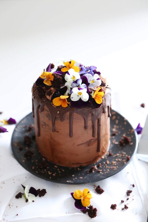 Creme Puffs, Tarta Chocolate, Edible Flowers Cake, Basic Cake, Chocolate Cake Decoration, Chocolate Wedding Cake, Birthday Cake Chocolate, Chocolate Cakes, Layer Cakes