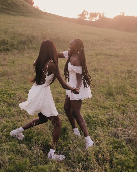 love this best friend duo 🌿🌸 #bestfriend #soulsisters #senior #seniorsunday #seniorpictures #graduation #photoshoot Graduation Photoshoot With Friends, Best Friends Photoshoot Ideas, Bestie Photoshoot Ideas, Bestie Shoot, Best Friend Duo, Friend Duo, Bestie Photoshoot, Bestie Poses, Duo Poses