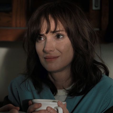 joyce byers Joyce Stranger Things, Winona Forever, Joyce Byers, Pigtail Braids, Stranger Things Characters, Winona Ryder, Lady And Gentlemen, Look At You, Serie Tv