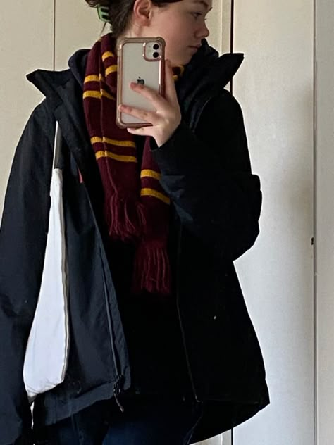 Harry Potter Costume Gryffindor, Harry Potter Scarf Outfit, Wizarding World Aesthetic Outfits, Gryffindor Uniform, Gryffindor Scarf, Harry Potter Girl, Gryffindor Aesthetic, Harry Potter Scarf, Heart Clothes