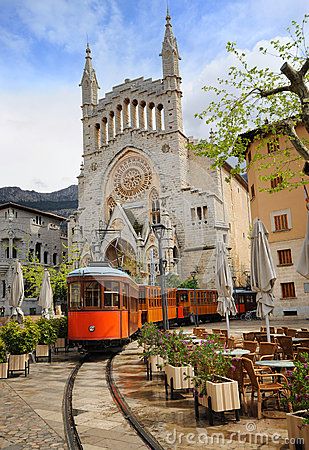 Alte Tram vor der Kathedrale von Soller, Mallorca, Spanien Places In Spain, Mallorca Spain, Breathtaking Places, Voyage Europe, Majorca, Menorca, Spain Travel, Places Around The World, Travel Aesthetic