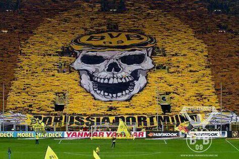 The 'Yellow Wall' of Bundesliga side Borussia Dortmund. Possibly some of the best fans in the world, seeing this display every home game must be amazing for the Dortmund Players. Yellow Wall Dortmund, Football Aesthetics, Football Ultras, Benfica Wallpaper, Football Passion, Ultras Football, Football Highlights, Minions Wallpaper, Football Highlight