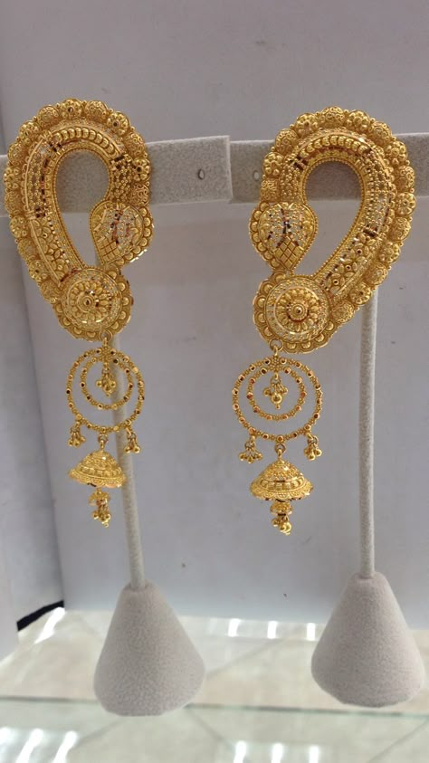 Full Ear Earrings Indian Gold, Gold Jewelry Traditional, Full Ear Earrings, Dubai Gold Jewelry, Unique Gold Jewelry Designs, Bridal Jewelry Sets Brides, Gold Jewels Design, Bridal Jewellery Earrings, Bridal Jewelery