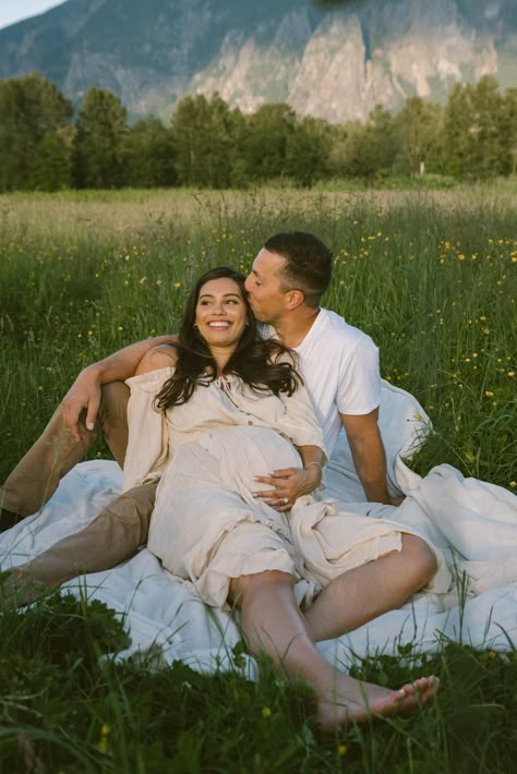 A unique outdoors maternity session against the stunning mountain backdrop of North Bend, Washington. #maternityshoot #maternityposinginspo #outdoorfamilysession #familyphotos Natural Maternity Photography, Fall Maternity Pictures, North Bend Washington, Maternity Photography Family, Fall Maternity Photos, Pregnancy Announcement Photoshoot, Maternity Photography Poses Outdoors, Baby Announcement Photoshoot, Outdoor Maternity Photos