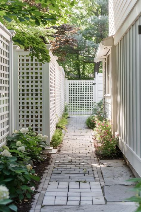 40 Privacy Fence Ideas: Stylish Solutions for a Backyard Retreat Lattice Privacy Fence Ideas, Cute Privacy Fence Ideas, Chain Fence Ideas, Lattice Privacy Screen Fence, Privacy Fence Styles, Pergola Side Of House, Side Yard Privacy Ideas, Small Backyard Fence Ideas, Courtyard Fence Ideas