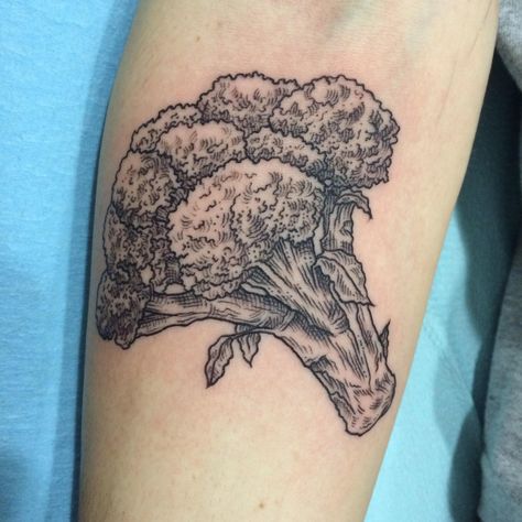 Broccoli Floret - Jude Le Tronik - Damask Tattoo - Seattle, WA - Imgur Broccoli Tattoo, Vegetarian Tattoo, Damask Tattoo, Vegetable Tattoo, Food Tattoo, Desert Tattoo, Cute Foot Tattoos, Sloth Tattoo, Tattoo Sleeve Ideas