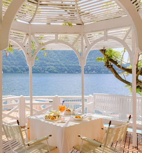 Discover the Sundeck bar of Villa d'Este in Cernobbio Veranda Restaurant, Borgo Santo Pietro, Hotels In Italy, Adventurous Honeymoon Destinations, Best Places In Italy, Beach Honeymoon Destinations, Romantic Honeymoon Destinations, Italian Interior Design, Places In Italy