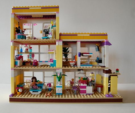 Rear view of the modified Friends LEGO beach house. Lego Friends Building Ideas, Lego Friends Livi, Lego Friends House, Lego Friends Friendship House, Friends Lego, Lego Beach, Lego Friends Heartlake City, Lego Friends Sets, Lego House Ideas