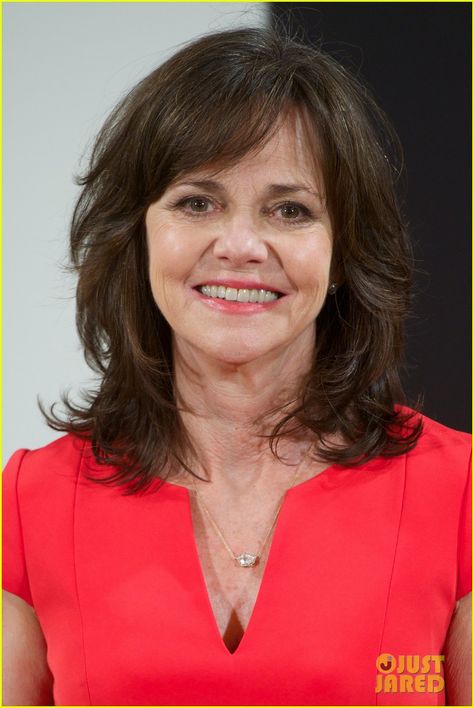 Nice hair cut Sally Field Hairstyles, Sally Fields, Layered Curls, Sally Field, Great Hairstyles, Forrest Gump, Long Layered Hair, Short Hair With Layers, Elegant Hairstyles