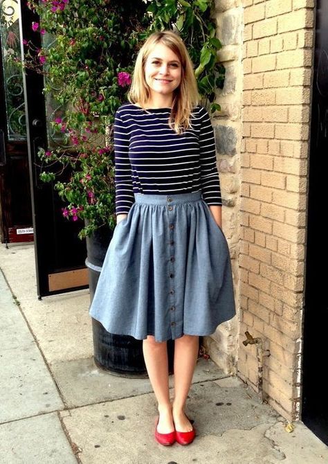 Love the shape and buttons down the front! Striped Dress Outfit, Silhouette Mode, Rok Midi, Mode Tips, Spring Dresses Casual, Blazer Outfit, Trendy Skirts, Blue Skirt, Looks Style