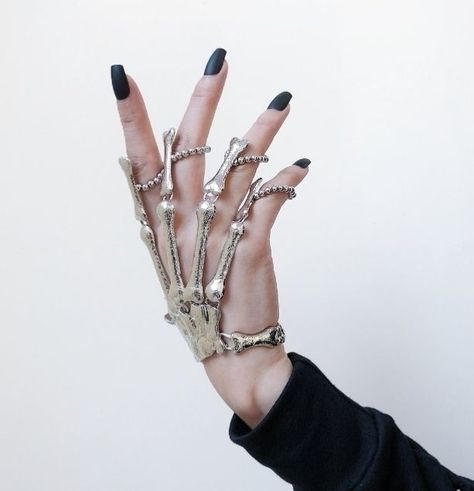 Neo Yokio, Skeleton Hand Bracelet, Trendy Jewellery, Bamboo Bag, It Follows, Alternate Universe, Popular Bags, Trendy Handbags, Hand Bracelet