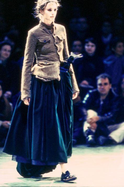 Comme des Garçons Fall 1994 Ready-to-Wear collection, runway looks, beauty, models, and reviews. Comme Des Garcons Jacket, Deconstruction Fashion, Quirky Fashion, Japanese Street Fashion, Textiles Fashion, Fashion Seasons, Fashion 2020, Japanese Fashion, Comme Des Garcons