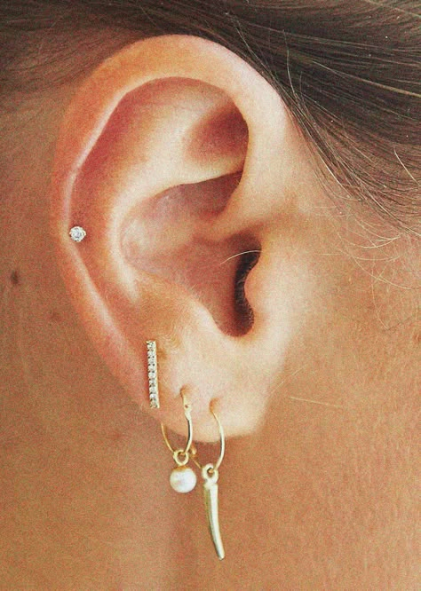 Ear Piercings Ideas, Pendulum Earrings, Piercings Earrings, Earrings Piercings, Piercings Ideas, Ear Piercing Ideas, Curated Ear, Pretty Ear Piercings, Mode Tips