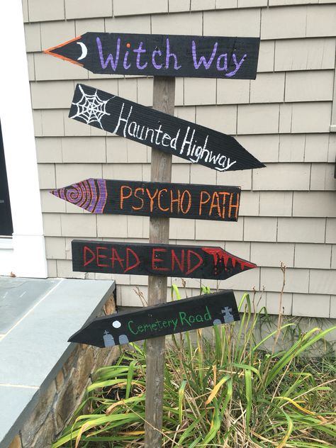 Halloween Sign Post Diy, Halloween Road Signs Diy, Outdoor Halloween Signs Diy, Halloween Directional Signs Diy, Halloween Stake Signs, Wooden Halloween Decorations Yard Art, Halloween Arrow Signs, Halloween Road Signs, Diy Halloween Signs Cardboard