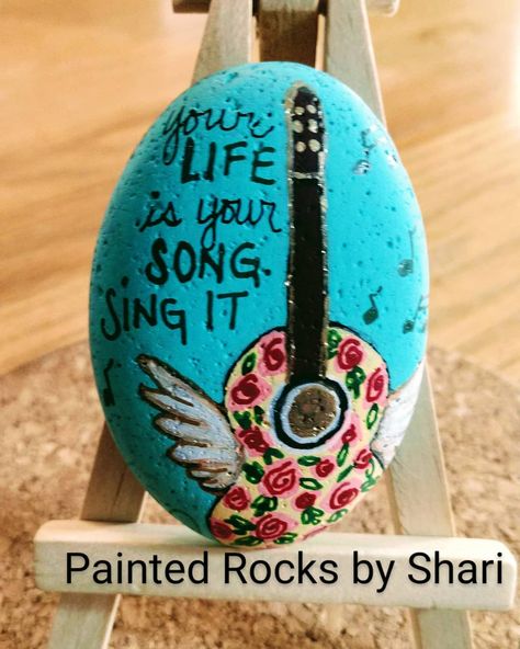 Rock Music Art Ideas, Music Rock Painting, Musical Notes Painted Rocks, Rock Painting Music, Music Painted Rocks, Rock Painting Music Ideas, Rock Band Painting Ideas, Guitar Rock Painting, Rock Concert Rock Painting