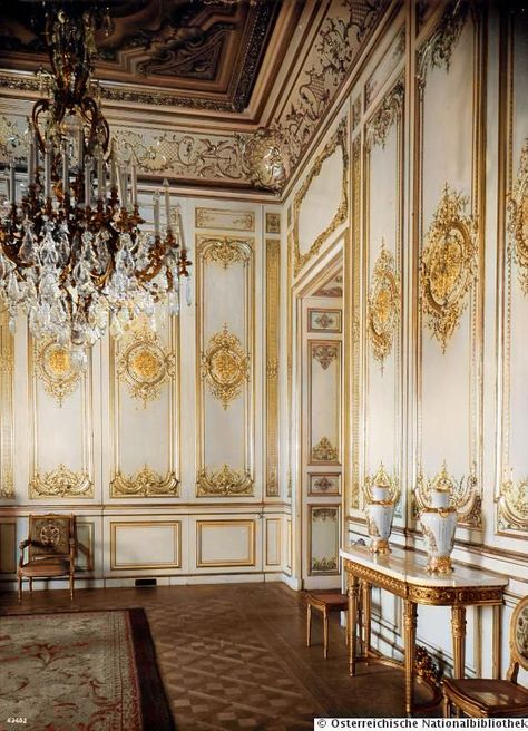 Victorian Bedroom Aesthetic, Molding Ceiling, Paris Interiors, Victorian Bedroom, French Aesthetic, Castle Aesthetic, Classic Interior Design, French Chateau, French Interior