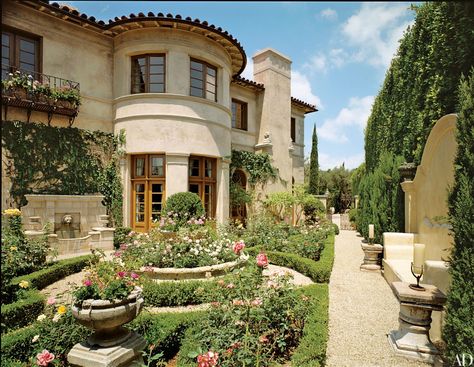 10 Rose Gardens to Inspire Any Green Thumb - Lionel Richie’s Beverly Hills residence features a rose garden on the south side of the estate. “I see a home as the total piece of property—there must be a garden and a view of it,” Richie says. Italian Style House, Iceberg Roses, Italian Mansion, Italian Style Home, Manifesting Life, Italy House, Beverly Hills Houses, Italian House, Rich Home