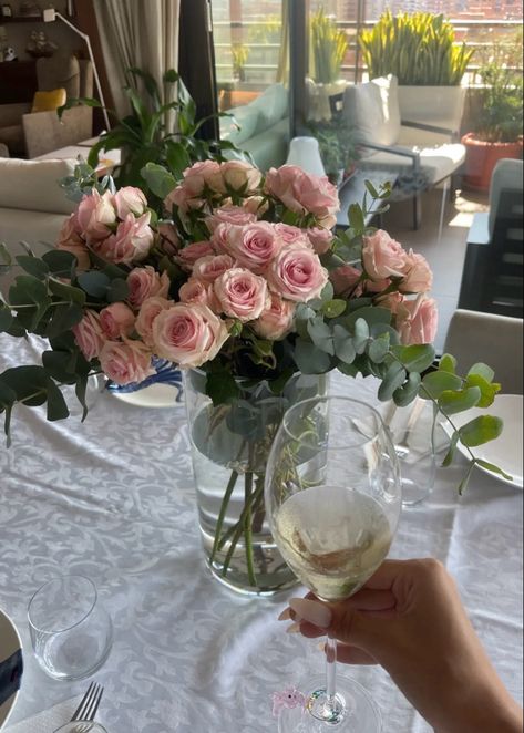 #inspo #fashion #aesthetic #rose #flowers Roses Vase Aesthetic, Vase Aesthetic, Roses Vase, Aesthetic Rose, Birthday Roses, Rose Vase, Starter Pack, Rose Flowers, Fashion Aesthetic