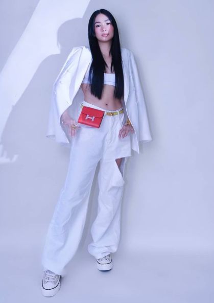 chic street style outfit Hermes Constance Slim, Heart Evangelista Style, Constance Slim Wallet, Heart Evangelista, All White Outfit, Hermes Constance, Heart Fashion, White Outfit, Hermes Handbags