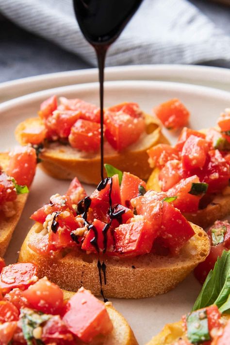 How To Make Bruschetta, Homemade Bruschetta, Garlic Butter Pasta, Vegetable Diet, Bruschetta Toppings, Festive Appetizers, Tomato Bruschetta, Toast In The Oven, Butter Pasta