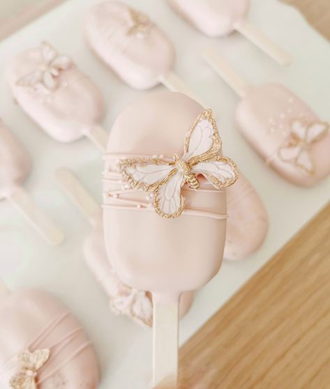 Butterfly Birthday Party Decorations Dessert Tables, Cakesicles Butterfly, Fairy Cakesicles, Butterfly Dessert Table Ideas, Cakesicle Designs, Butterfly Dessert Table, Fairy Cake Pops, Pink Cakesicles, Butterfly Cake Pops