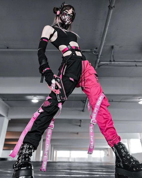 Fun Edgy Outfits, Bright Outfits Women, Cyberpunk Clothing Aesthetic, Cyberpunk Neon Outfit, Alternative Athletic Outfits, Black Futuristic Fashion, Tech Wear Character Design, Cuber Punk Outfits, Black Cyberpunk Outfit