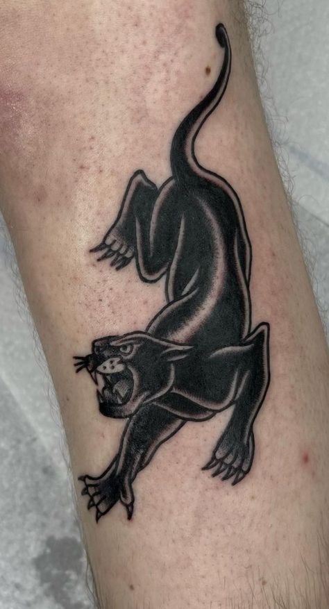 Traditional Tattoo Black And White, Traditional Panther Tattoo, Tricep Tattoos, Black Panther Tattoo, Tato Flash, Tato Tradisional, Blade Tattoo, Shoulder Blade Tattoo, Panther Tattoo