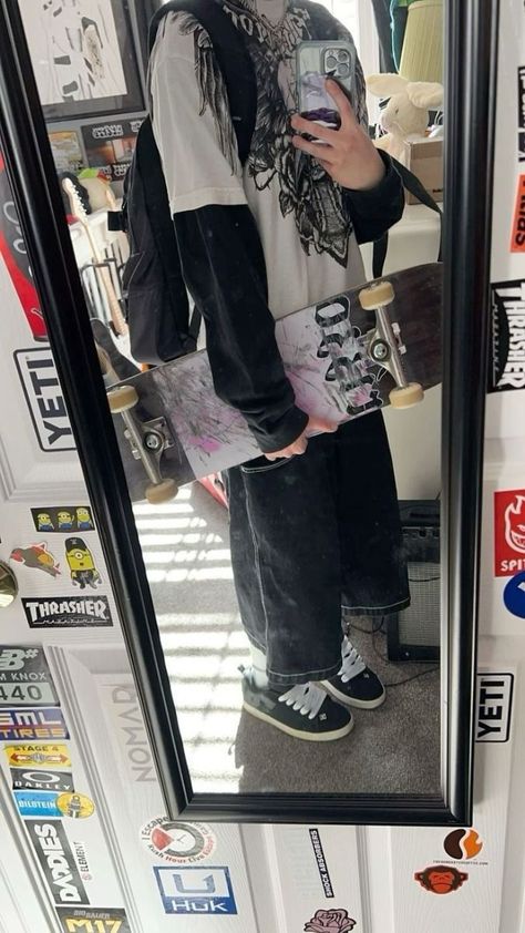 Black Shirts Aesthetic, 90s Nu Metal Fashion, Skaterboy Aesthetic Outfits, 2000s Older Brother Core Outfits, Shoegaze Outfits, Baggy Grunge Outfit, Stile Ragazza Skater, Relatable Illustrations, Skater Outfit