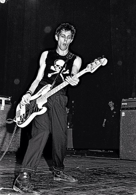 Paul Simonon Post Punk Fashion, Punks 70s, Paul Simonon, Mick Jones, 70s Punk, British Punk, Punk Culture, Joe Strummer, Bass Players