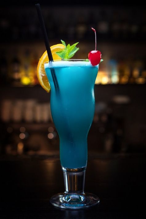 Blue Hawaii Drink, Blue Hawaii Cocktail, Hawaiian Drinks, Hawaiian Cocktails, Usa Drinks, Tiki Cocktail, Beach Cocktails, Blue Drinks, Cocktail Photography