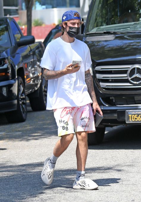 Justin Bieber’s Yeezy Foam Runners Are Date-Ready With Hailey Baldwin – Footwear News Kanye West Foam Runner, Kanye West Summer Outfits, Styling Yeezy Foam Runner, Yzy Foam Runner Outfits, Foamrunner Fits Men, Yeezy Runner Outfit, Outfits With Yeezy Foam Runners, Black Foam Runner Outfit, Yeezy Foam Runner Outfit Men