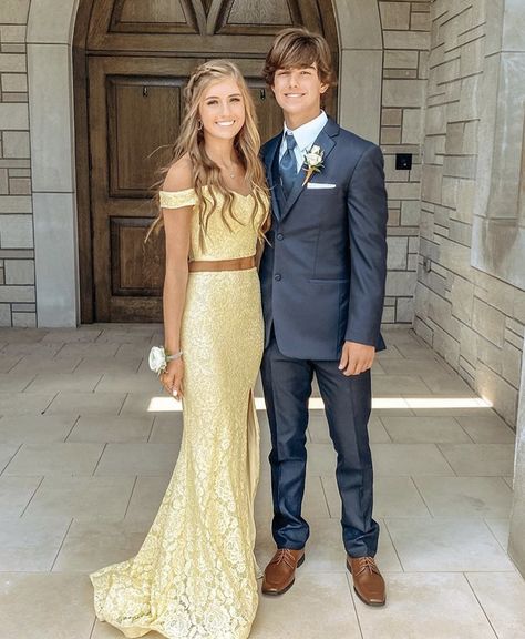 Gold Dress Matching Couple, Beige Prom Dress Couple, Prom Outfits Guys, Prom Outfits Couples, Formal Couple Outfits, Beige Prom Dress, Formal Couple, Couple Prom, Outfits Guys