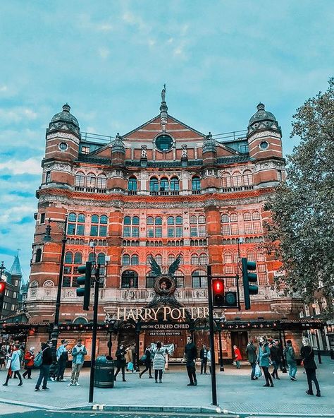 ✨Magic is here✨ 📷Photo by @xeniavirginietravel 😍 🔥FOUNDE Harry Potter Museum London, Harry Potter Hotel, Harry Potter Museum, London Harry Potter, Harry Potter Places, Harry Potter London, Hotels In London, Museum Of Childhood, Hotel In London