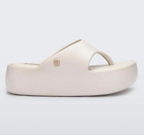 A nova Melissa Free Platform Thong é a nova integrante da família Melissa Free. O modelo novidade combina estilo, conforto e versatilidade que garante uma experiência de estar caminhando sobre as nuvens. O match entre praticidade e moda continuam conquistando cada vez mais espaço como algo necessário, e a Melissa Free Platform Thong se compromete com essa necessidade. Agora, é só pensar nos looks extraordinários que você vai poder produzir assim que garantir a sua. Mais caracteristicas da Meliss E Logo, Lei, Magazine, 10 Things