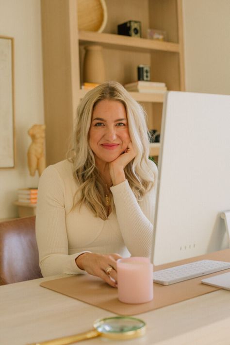 Jenna Kutcher Branding, Amy Porterfield, Dream Sleep, Jenna Kutcher, Work Photos, Business Branding Inspiration, Lifestyle Photoshoot, Website Photos, Brand Photography Inspiration