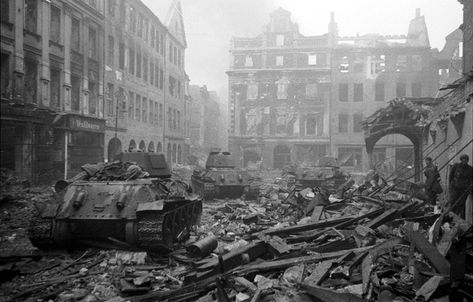 Berlin in 1945. As you can all three appear to be T-34/76 types, with the farthest one appearing to be the 2-man 1942 turret Berlin 1945, Soviet Tank, Ww2 Photos, Ww2 Tanks, Military Units, Red Army, Military History, Soldier, Berlin