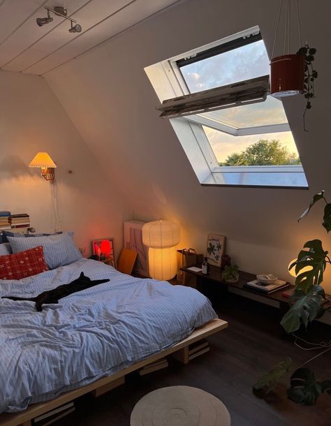 Cozy Bedroom Attic, Cozy Attic Apartment, Cozy Attic Bedroom, House Fever, Instagram Men, Slaap Lekker, Attic Bedroom, Attic Rooms, Small Flat