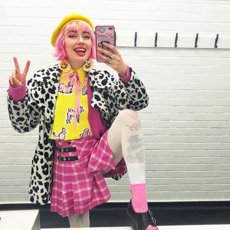 Elizabeth Whibley, Smiley Daisy, Maximalist Outfits, Maximalist Fashion, Funky Outfits, Funky Earrings, Quirky Fashion, Instagram Look, Daisy Earrings