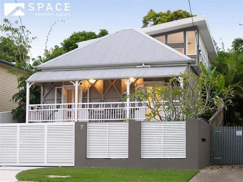 Lovely blend of old Queenslander and modern extension Modern Queenslander, Workers Cottage, Queenslander Renovation, Old Home Renovation, Queenslander House, Lone Pine, Cottage Renovation, Roof Architecture, Roofing Diy