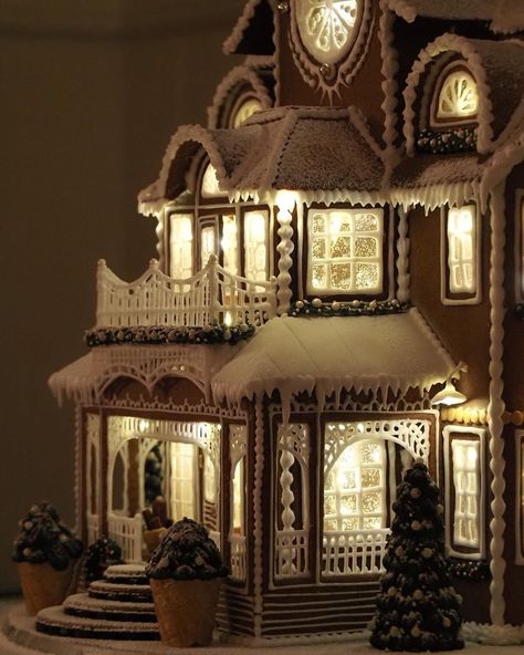 Gingerbread Mansion, Gingerbread House Decorations, Merry Christmas And Happy New Year, Christmas Treats, House Inspo, Eiffel Tower Inside, Wonderful Time, Gingerbread House, Mansion