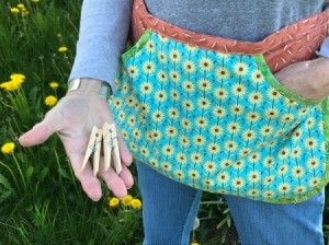 How to Make a Clothespin Apron | ThriftyFun Peg Apron Pattern, Diy Clothespin Bag, Clothespin Apron, Laundry Sewing Room, Clothes Pin Bags, Laundry Stuff, Clothesline Diy, Apron Pattern Free, Pin Bag