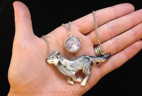 Wolf And Moon, Bijoux Art Deco, Wolf Necklace, Wolf Jewelry, Wolf Moon, Dragon Jewelry, Magical Jewelry, Pearl Jewelry Necklace, Trik Fotografi