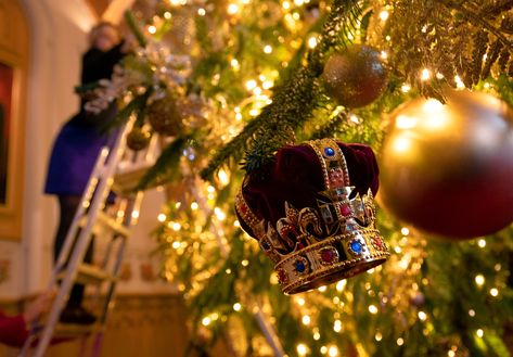 The 20-Ft Royal Christmas Tree at Windsor Castle Has the Most Perfect Detail (Fit for a Queen!) Castle Christmas, Rule Britannia, Queen Mum, Royal Christmas, British Monarchy, Beautiful Christmas Trees, Windsor Castle, Buckingham Palace, Blue Christmas