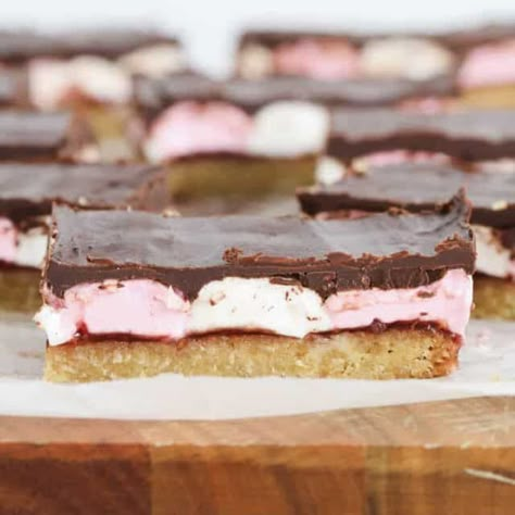 Wagon Wheel Marshmallow Slice - Bake Play Smile Wagon Wheel Slice Recipes, Wagon Wheel Slice, Marshmallow Slice Recipe, Easy Slices, Christmas Slice, Marshmallow Slice, Sweet Slices, Chocolate Caramel Slice, Slice Recipes