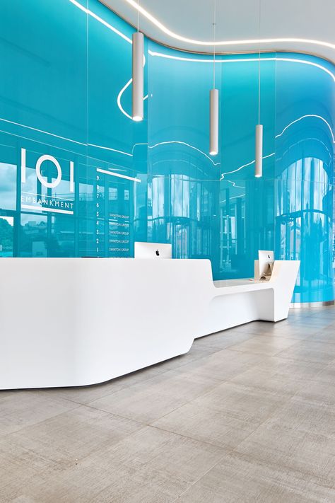 Large configuration of the Mono reception desk on site at 101 Embankment, Manchester. The space, designed by Flanagan Lawrence, achieved a BREEAM rating of excellent and also won a number of awards including the RIBA North West Regional Award. Pizzeria Design, Blue Lounge, Dental Office Design Interiors, Office Reception, Glass Office, Work Office Decor, Hospital Interior, Dental Office Design, Modern Office Design